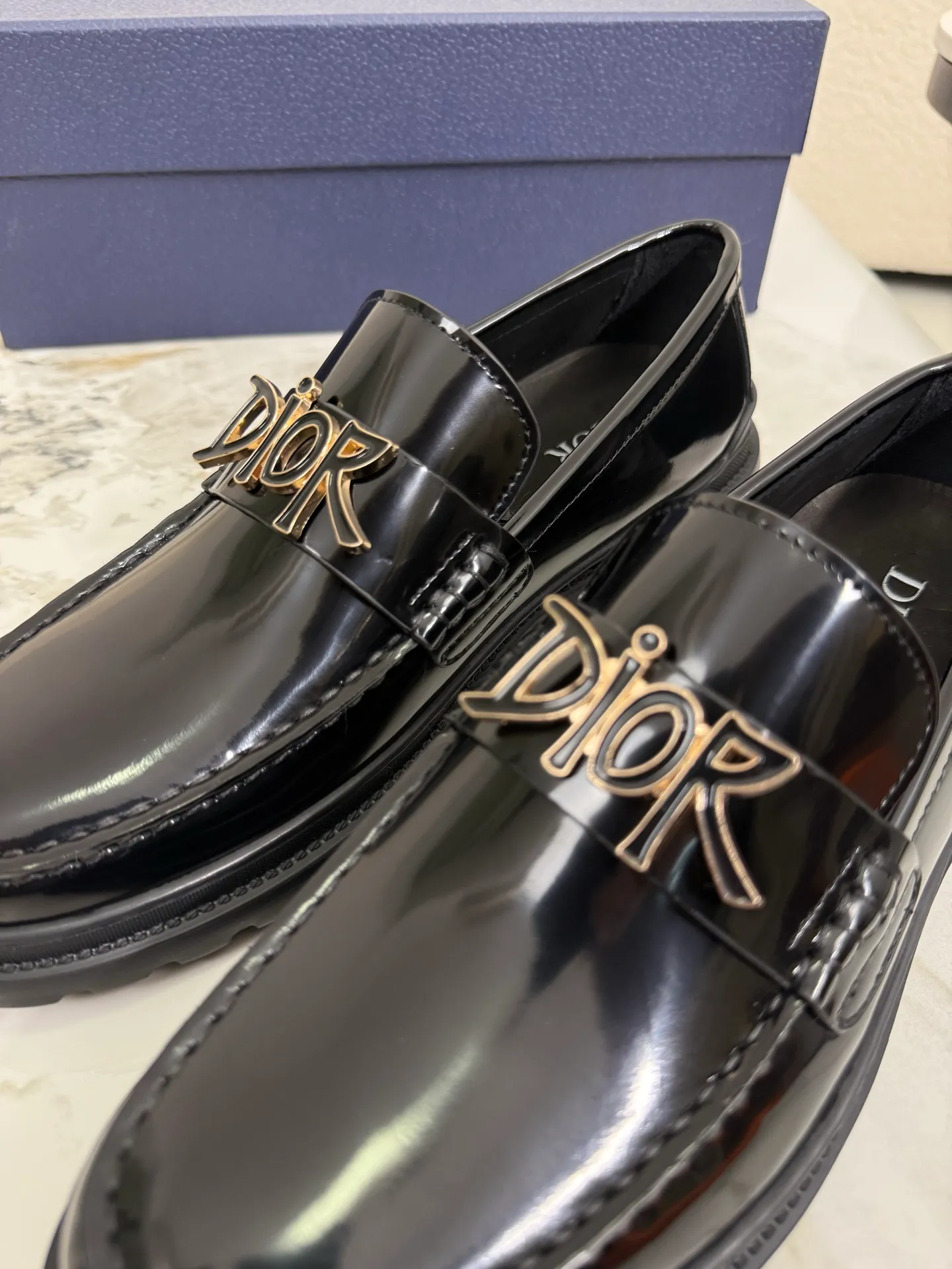 [ DIOR ] Top P: 820💰 ▪️Size: 39-44 (customized for 38.45) Top male leather shoes DIOR Dior combines high-quality materials and exquisite details. The imported cowhide leather upper is embellished with Gancio buckles, showing a luxurious style. Imported cattle. TP sole is light and flexible in texture